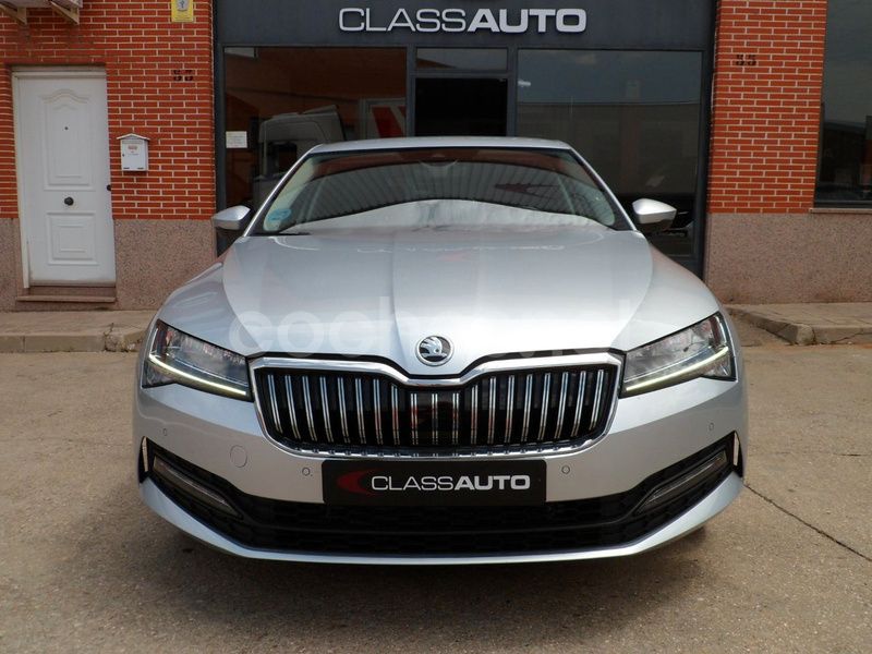 Usado Skoda Superb Ambition 150 CV (110 kW) 2021 Gris / plata Berlina