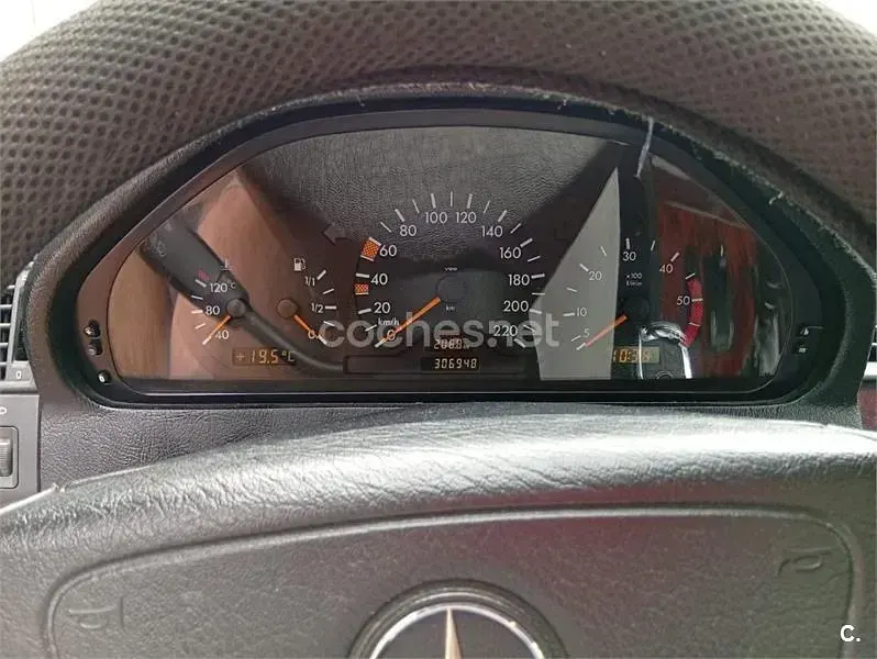 Usado Mercedes C220 Elegance 125 CV (91 kW) 1998 Gris / plata Berlina