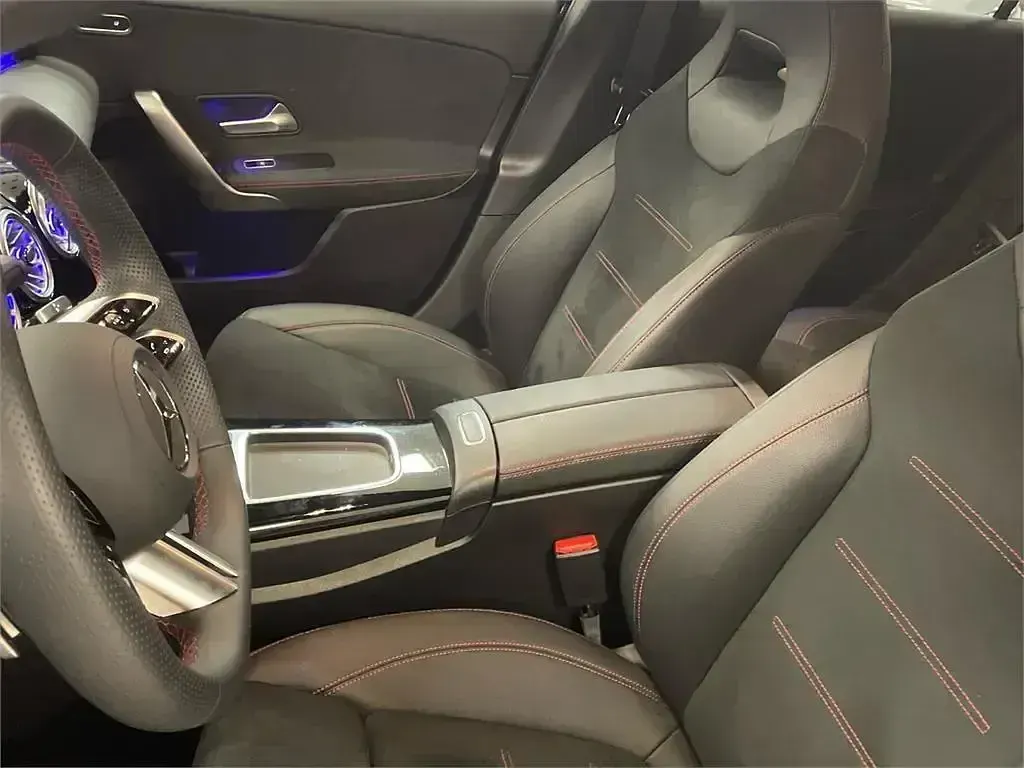 Usado Mercedes A180 AMG line 116 HP (85 kW) 2024 Branco Sedan