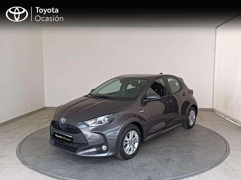 Gris Usado 2021 Toyota Yaris Hybrid Active Berlina | 17.990 € (Buen precio) - Imagen 1/4