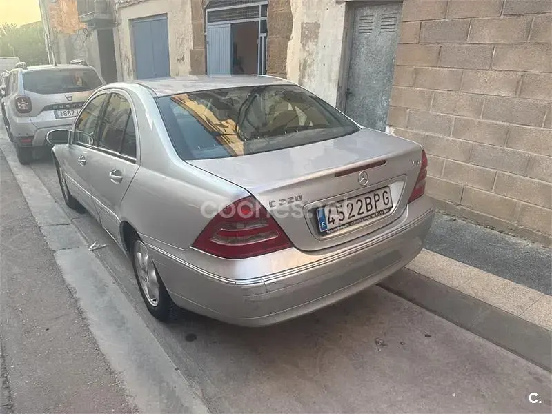 Usado Mercedes C220 Elegance 125 CV (91 kW) 2001 Gris / plata Berlina