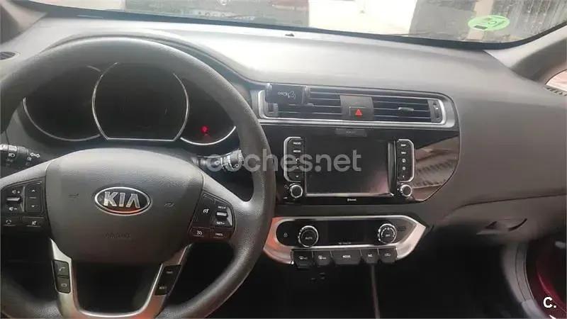 Usado Kia Rio 84 CV (61 kW) 2015 Rojo Berlina