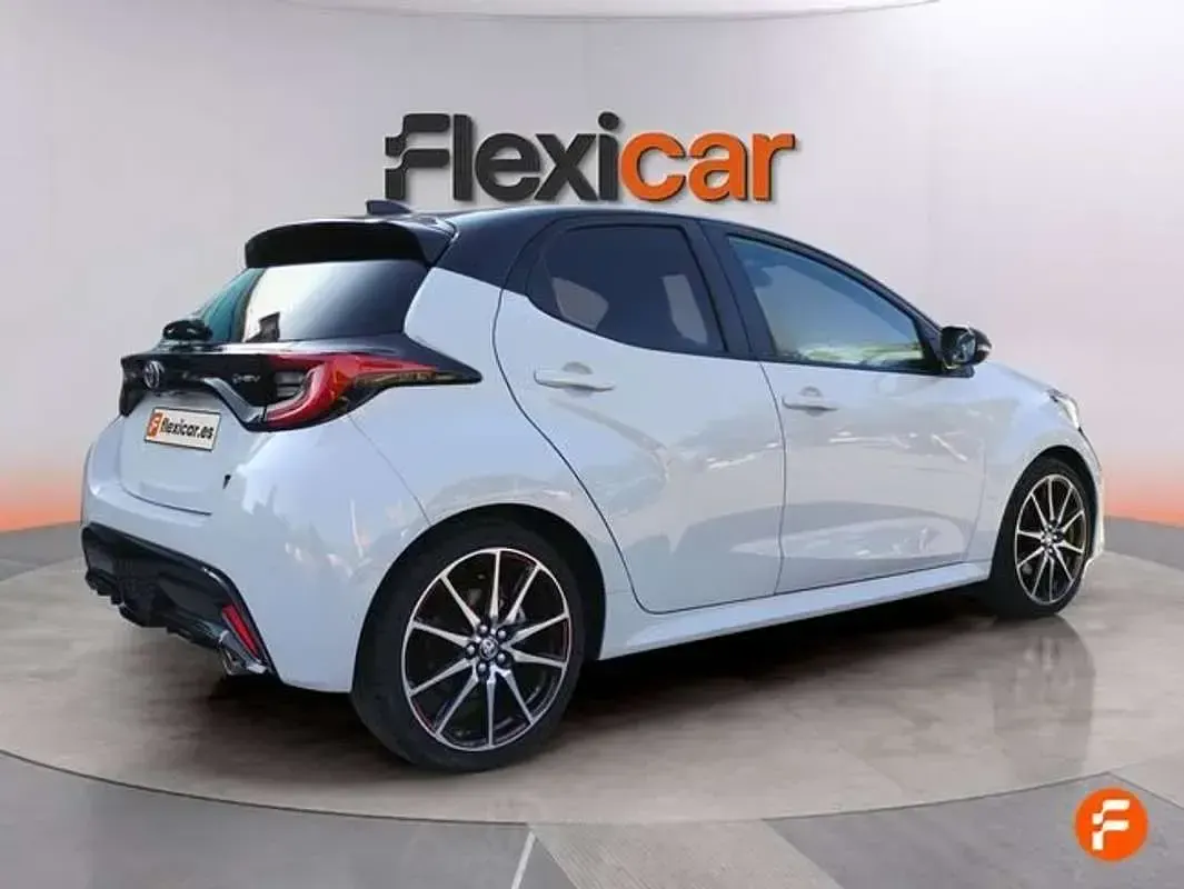 Usado Toyota Yaris Plus 131 CV (96 kW) 2024 Gris Utilitario