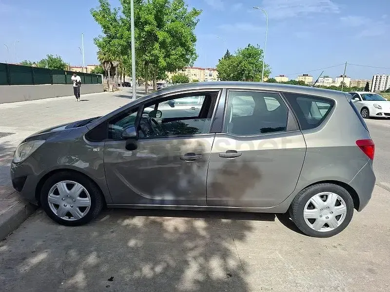 Usado Opel Meriva Selective 95 CV (69 kW) 2014 Gris / plata Monovolumen