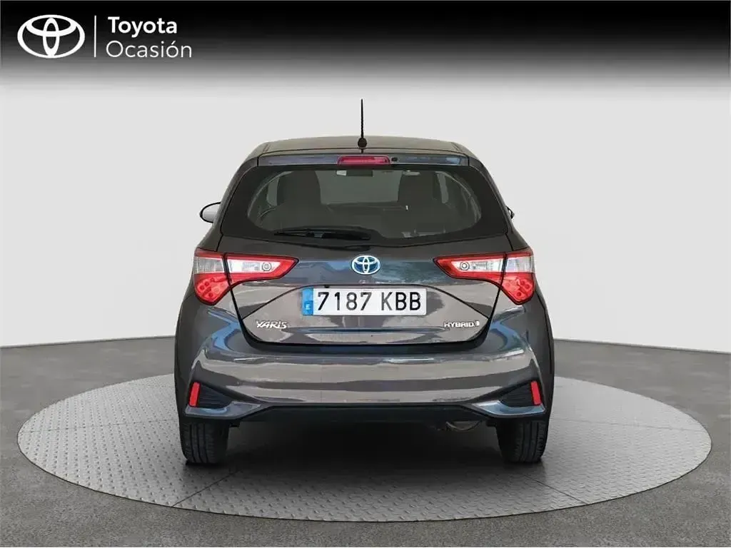 Usado Toyota Yaris Hybrid Active 100 CV (73 kW) 2017 Gris Monovolumen