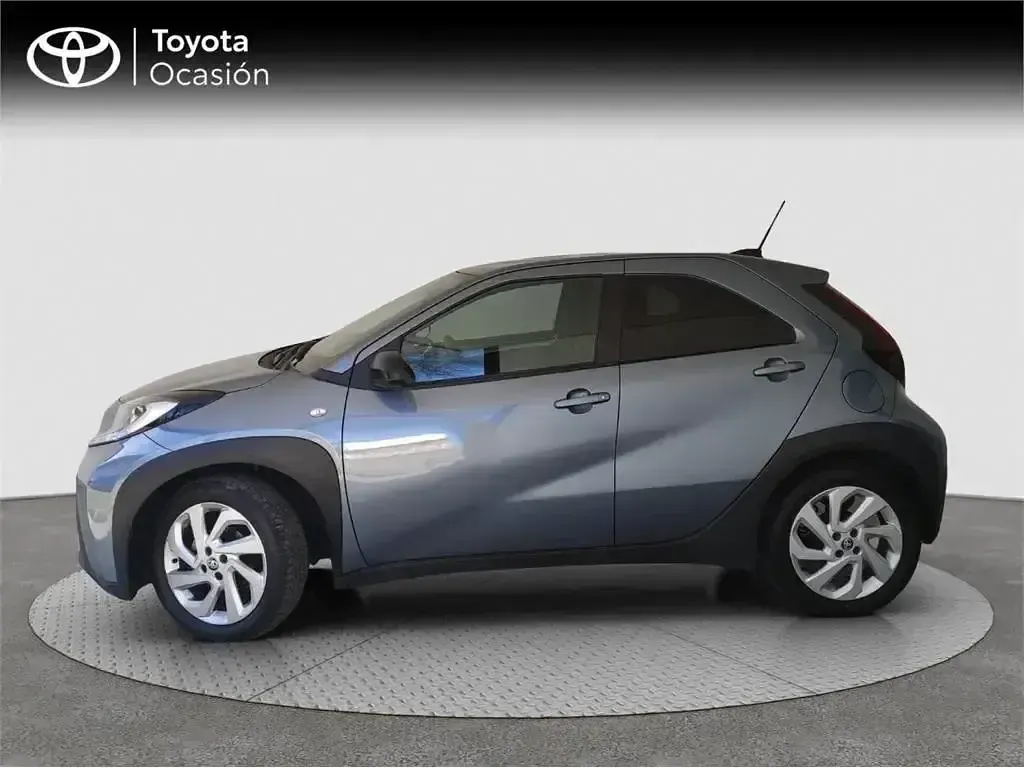 Begagnad Toyota Aygo X Play 72 HK (52 kW) 2024 Grå SUV