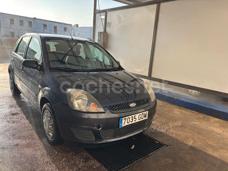 Negro Usado 2008 Ford Fiesta Ambiente Utilitario | 3399 € (Precio justo) - Imagen 1/4