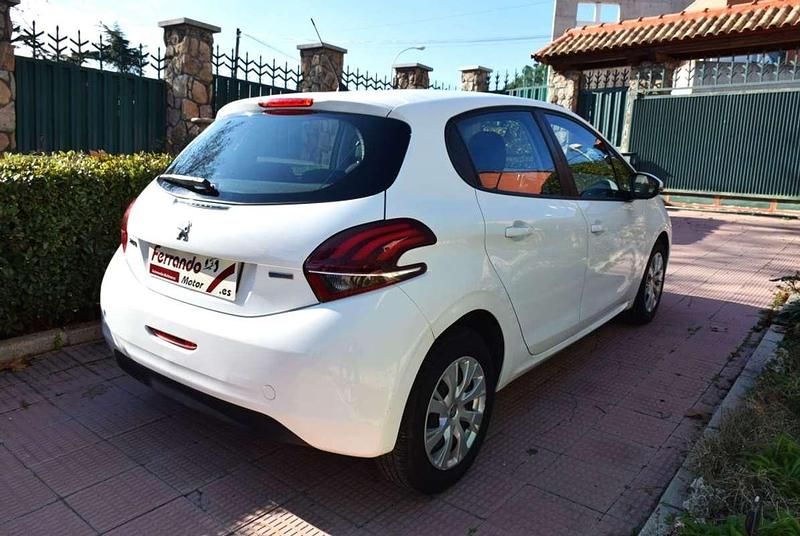 Usado Peugeot 208 Active 82 CV (60 kW) 2017 Blanco Utilitario