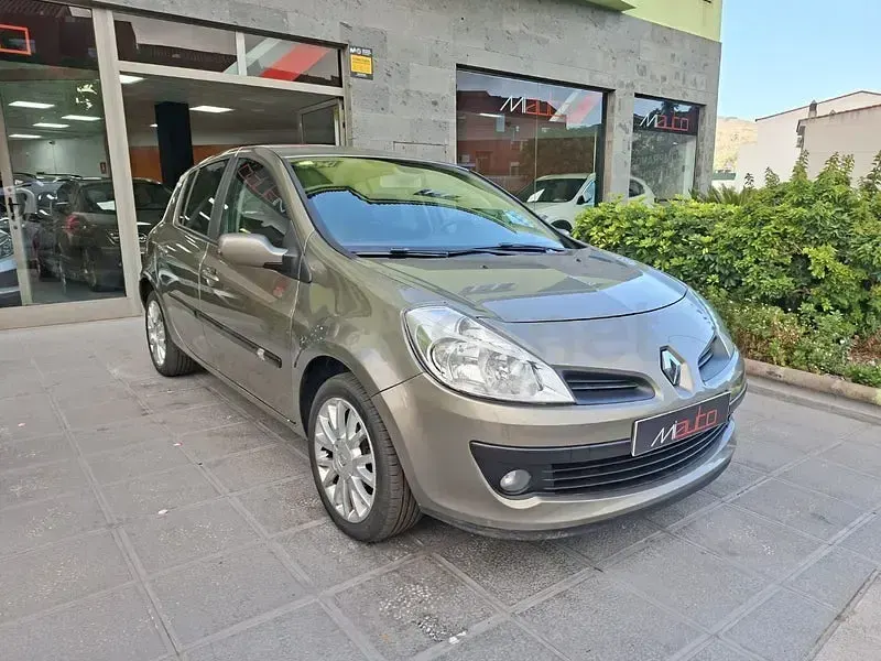 Usado Renault Clio II 100 CV (73 kW) 2009 Marrón Berlina
