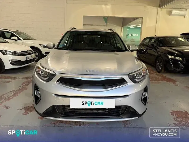 Usado Kia Stonic 100 CV (73 kW) 2024 Gris / plata SUV