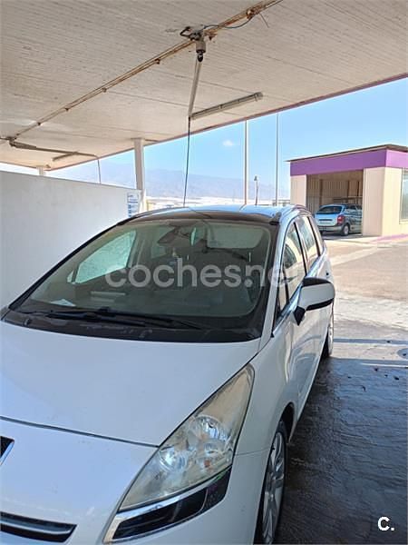 Usado Peugeot 5008 Active 112 CV (82 kW) 2011 Blanco Monovolumen