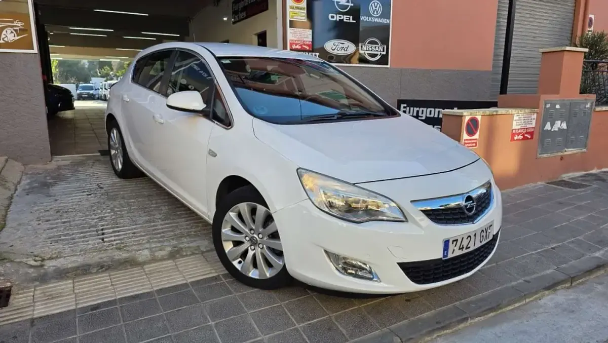 Usado Opel Astra Cosmo 140 CV (102 kW) 2010 Blanco Berlina