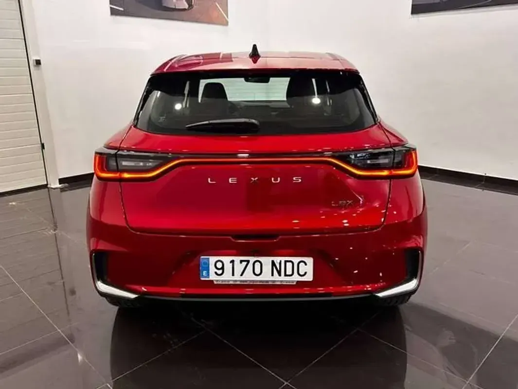 Usado Lexus LBX 136 CV (100 kW) 2025 Rojo SUV