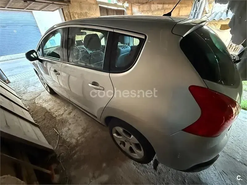 Usado Peugeot 3008 Premium 110 CV (80 kW) 2010 Gris / plata Familiar
