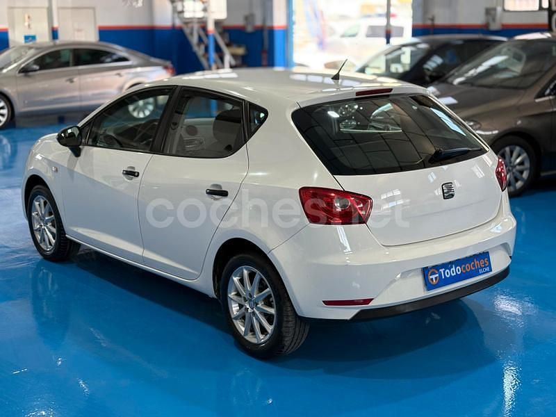 Usado Seat Ibiza Ecomotive 75 CV (55 kW) 2013 Blanco Berlina