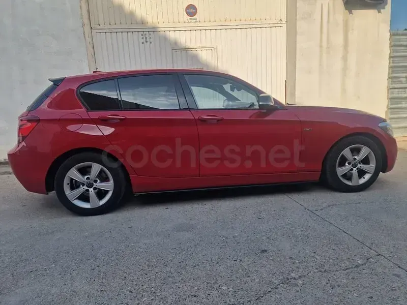 Usado BMW 118 Sport Line 170 CV (125 kW) 2011 Rojo Utilitario