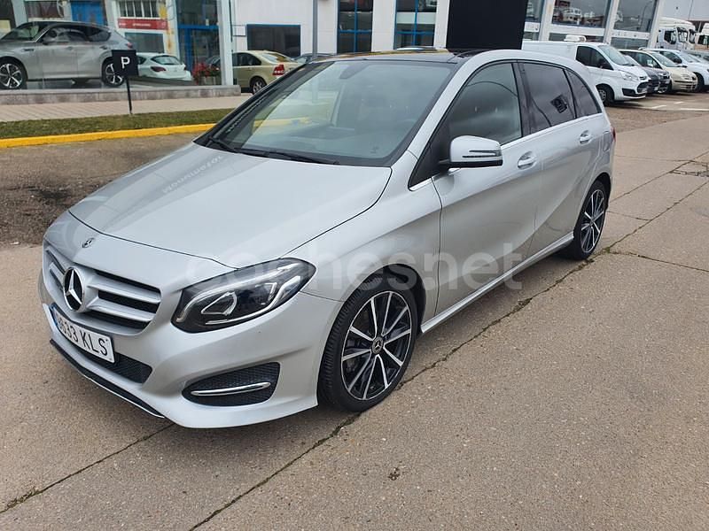Usado Mercedes B200 136 CV (100 kW) 2018 Gris / plata Monovolumen