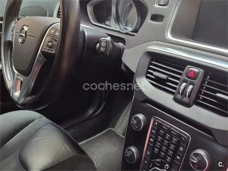 Usado Volvo V40 R-Design Momentum 120 CV (88 kW) 2016 Azul Berlina