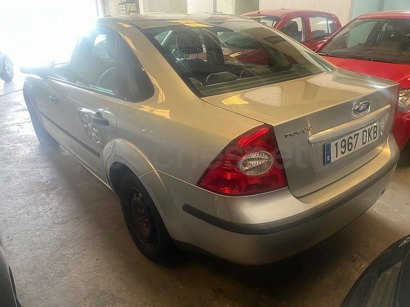 Usado Ford Focus Trend 100 CV (73 kW) 2005 Gris / plata Berlina