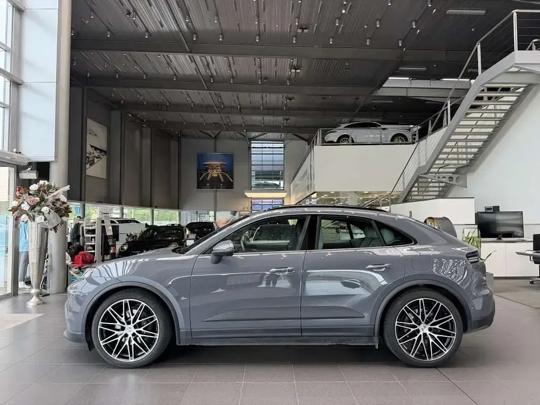 Usado Porsche Macan 300 kW (408 CV) 2025 Gris SUV