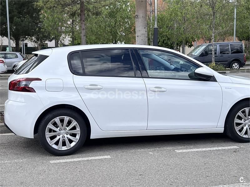 Usado Peugeot 308 Style 100 CV (73 kW) 2019 Blanco Berlina