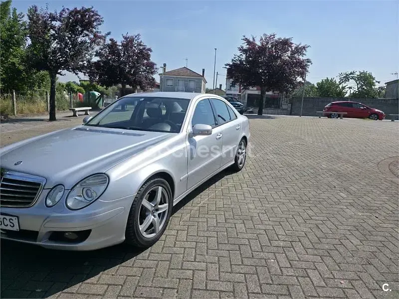 Usado Mercedes E200 Avantgarde 136 CV (100 kW) 2008 Gris / plata Berlina