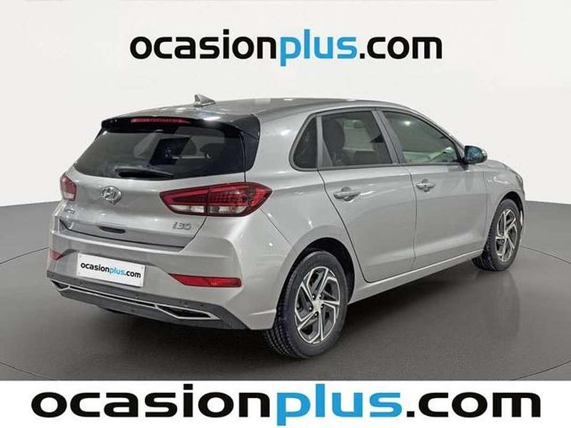 Usado Hyundai i30 120 CV (88 kW) 2022 Plateado Utilitario