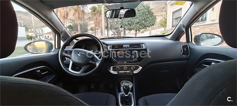 Usado Kia Rio 75 CV (55 kW) 2017 Blanco Berlina