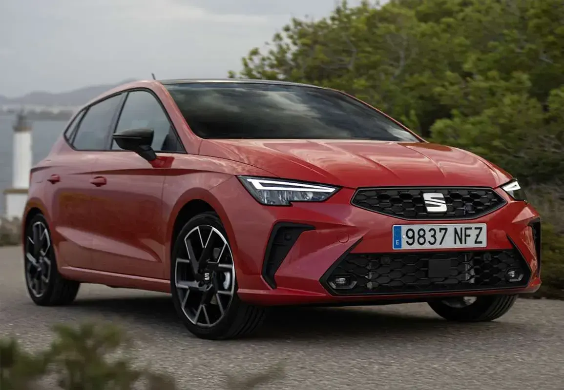 Usado Seat Ibiza Style 116 CV (85 kW) 2024 Plateado Utilitario