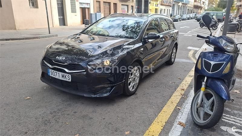 Usado Kia Ceed 120 CV (88 kW) 2023 Negro Utilitario
