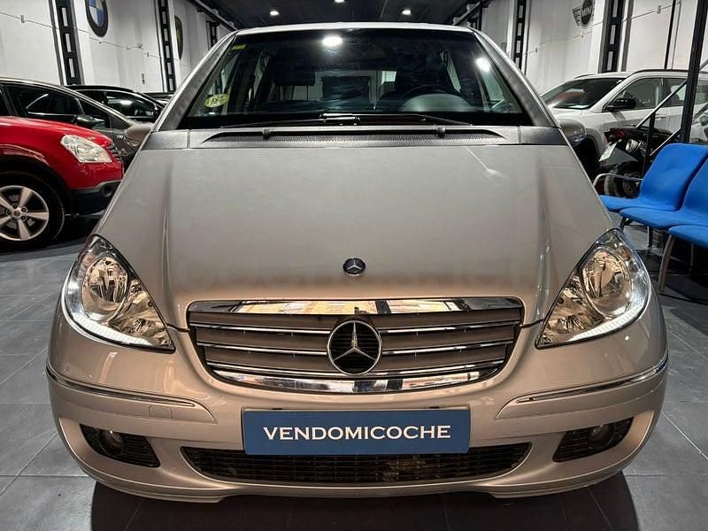 Usado Mercedes A180 Exclusive 109 CV (80 kW) 2010 Gris / plata Monovolumen