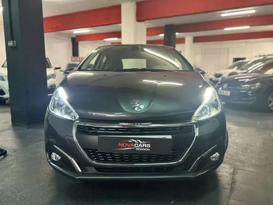 Usado Peugeot 208 Signature Sky 83 CV (61 kW) 2018 Gris Utilitario