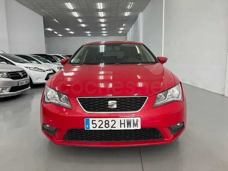 Usado Seat Leon Reference 105 CV (77 kW) 2014 Rojo Berlina