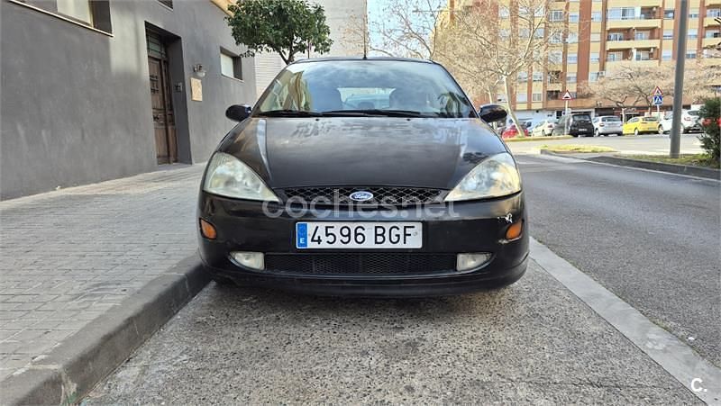 Usado Ford Focus Trend 90 CV (66 kW) 2001 Negro Berlina