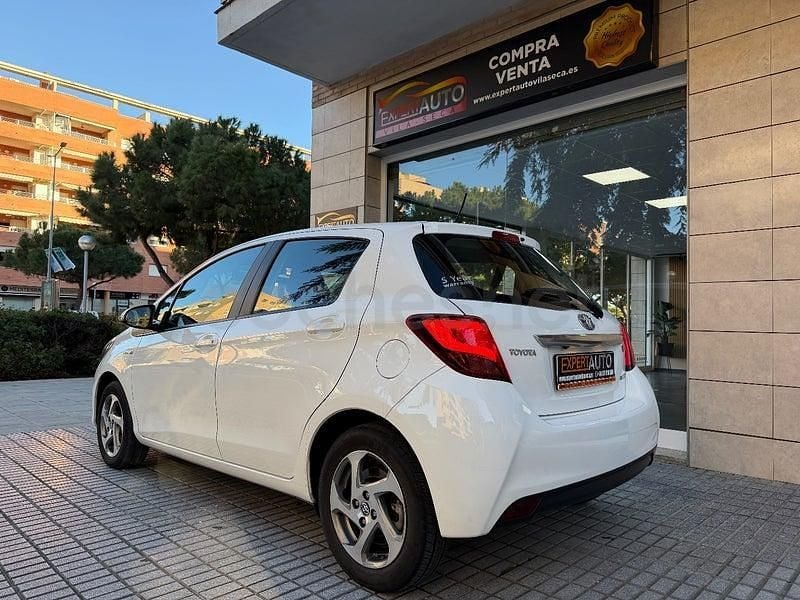 Usado Toyota Yaris Hybrid Active 100 CV (73 kW) 2014 Blanco Berlina