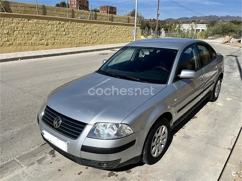 Gris / plata Usado 2002 VW Passat Edition Berlina | 2800 € (Buen precio) - Imagen 1/4