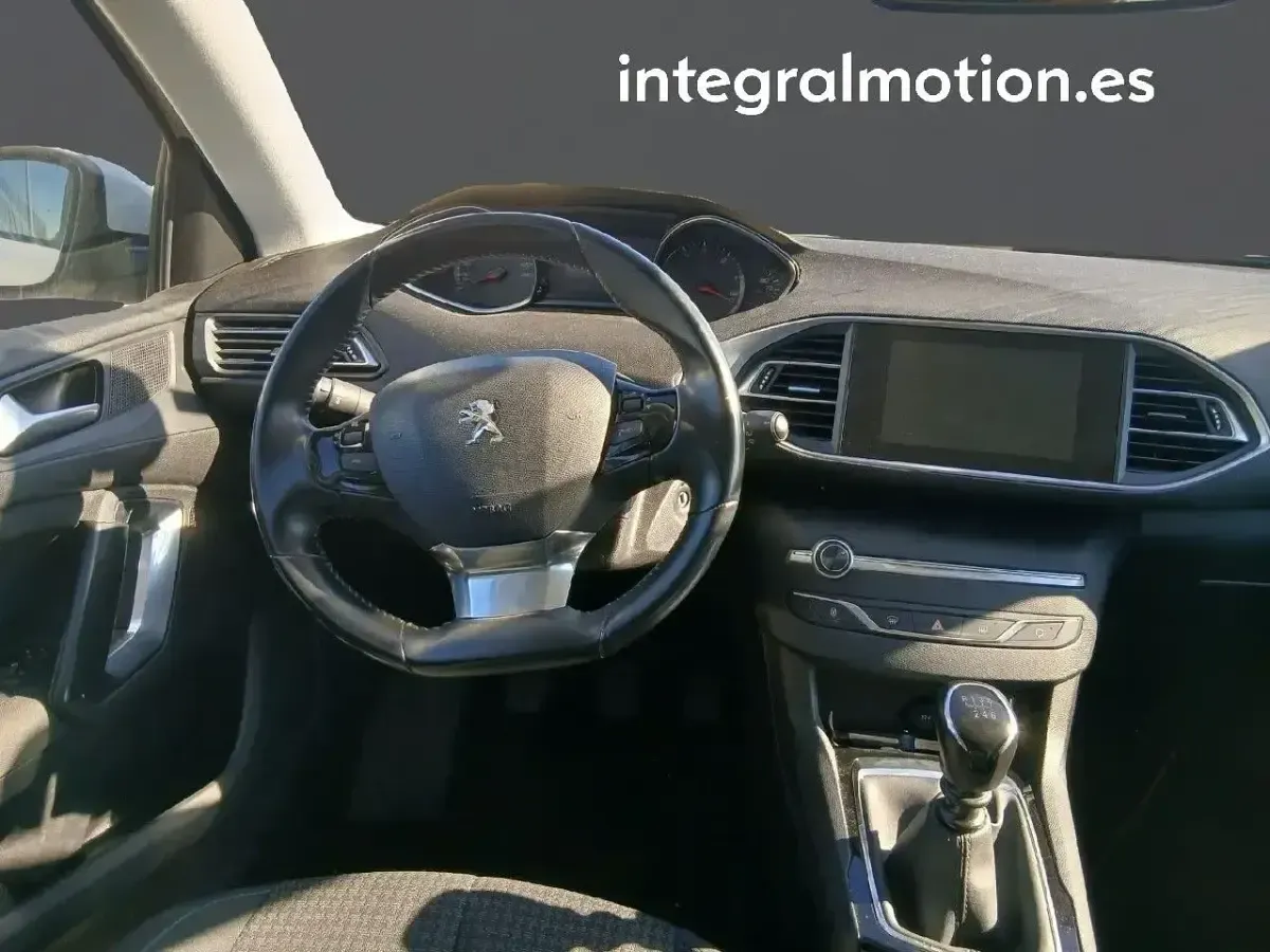 Usado Peugeot 308 SW Style 130 CV (95 kW) 2020 Blanco Familiar