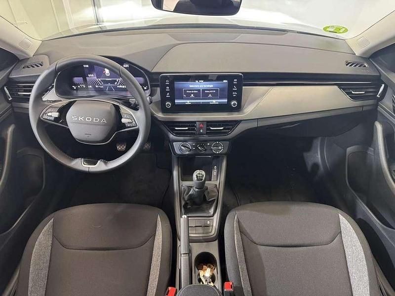 Usado Skoda Scala Essence 116 CV (85 kW) 2025 Gris Utilitario