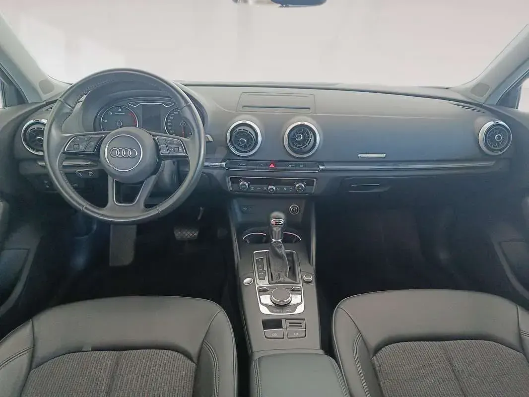 Usado Audi A3 Sportback Design 150 CV (110 kW) 2018 Plateado Utilitario