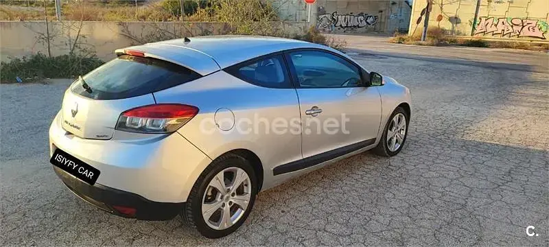Usado Renault Mégane Dynamique 110 CV (80 kW) 2009 Gris / plata Berlina