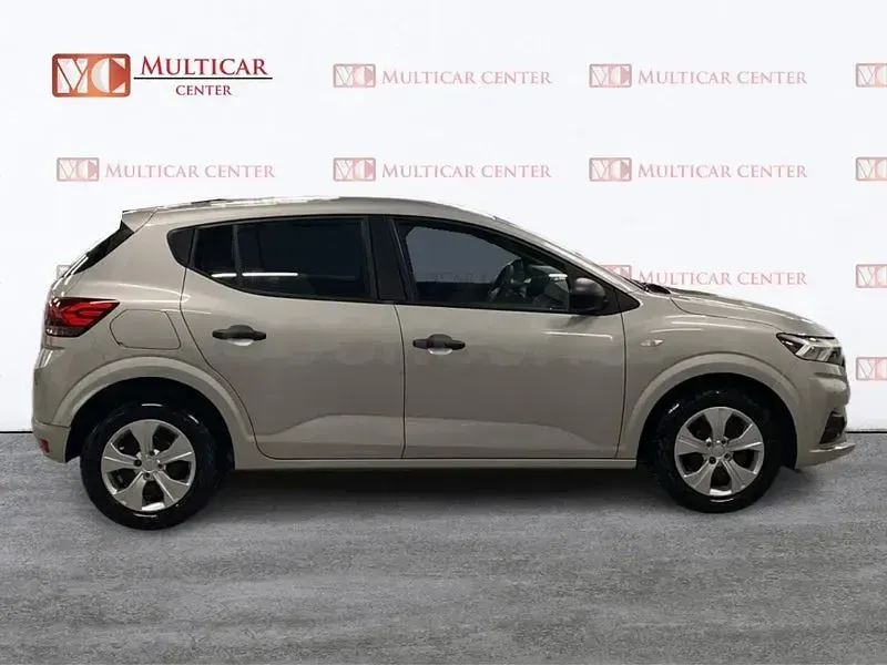 Usado Dacia Sandero Essentiel 91 CV (66 kW) 2024 Gris / plata Berlina
