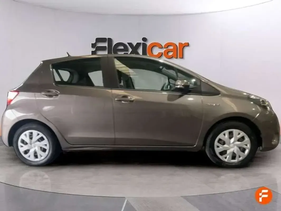 Usado Toyota Yaris Active 99 CV (72 kW) 2020 Marrón Utilitario
