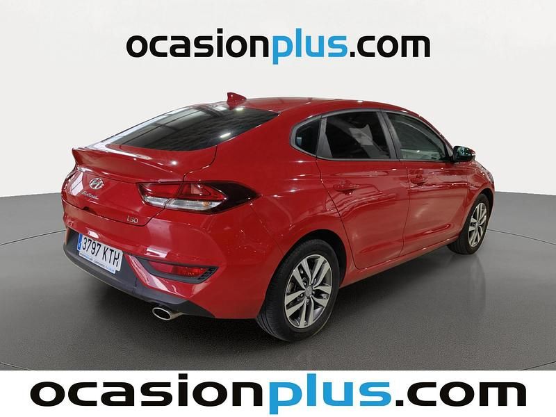 Usado Hyundai i30 120 CV (88 kW) 2019 Rojo Berlina