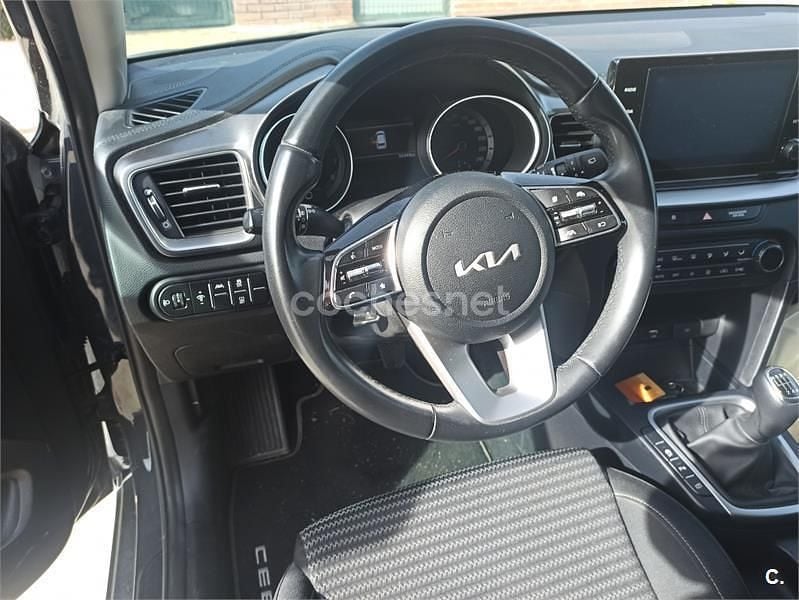 Usado Kia Ceed 100 CV (73 kW) 2022 Gris / plata Utilitario