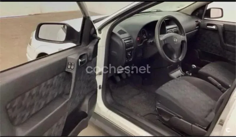 Usado Opel Astra Club 75 CV (55 kW) 2001 Blanco Berlina