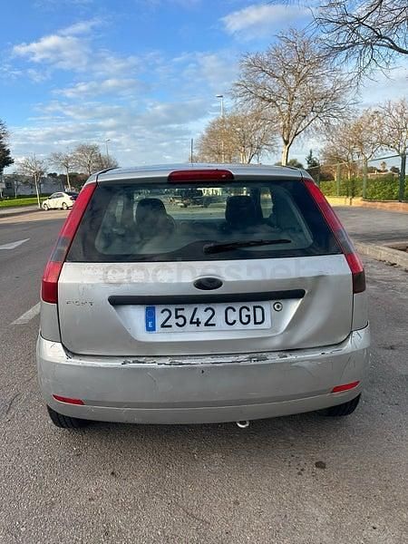 Usado Ford Fiesta Trend 80 CV (58 kW) 2003 Gris / plata Utilitario