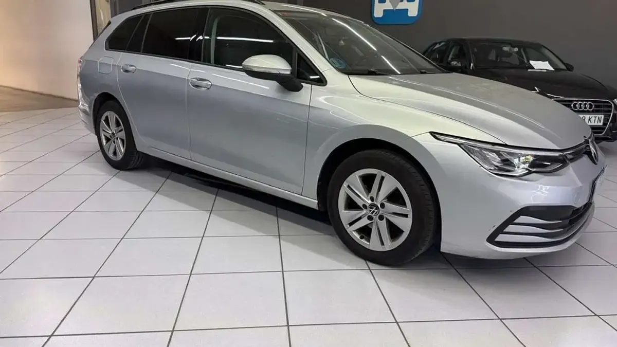 Usado VW Golf VII Life 110 CV (80 kW) 2021 Gris Utilitario