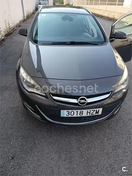 Usado Opel Astra Excellence 136 CV (100 kW) 2014 Negro Familiar