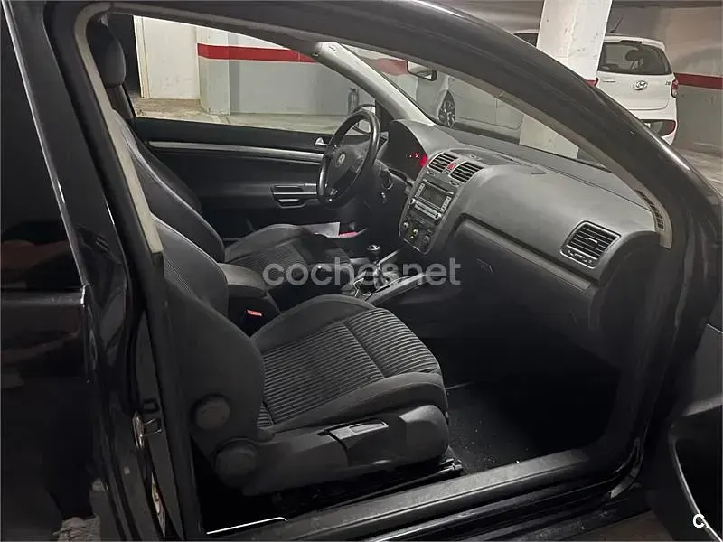 Usado VW Golf V Highline 105 CV (77 kW) 2007 Negro Berlina