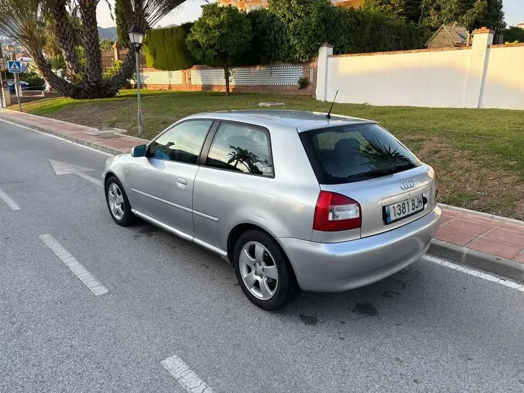 Usado Audi A3 Ambiente 102 CV (75 kW) 2003 Plateado Utilitario